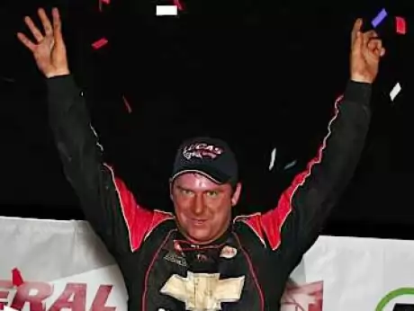 Babb celebrates his $15,000 victory. (praterphoto.com)